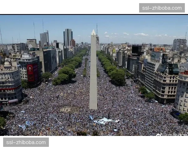 特写：大雨中的布宜诺斯艾利斯纪念碑球场，阿根廷球迷高歌助威